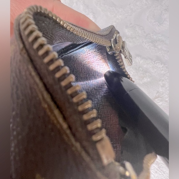 LOUIS VUITTON • MONOGRAM • KEY CLES POUCH - Picture 4 of 8